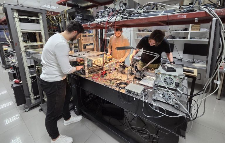 Ο Καλύτερος Επεξεργαστικός Πυρήνας Τεχνητής Νοημοσύνης: Ελληνική Καινοτομία με Δύναμη Φωτός!