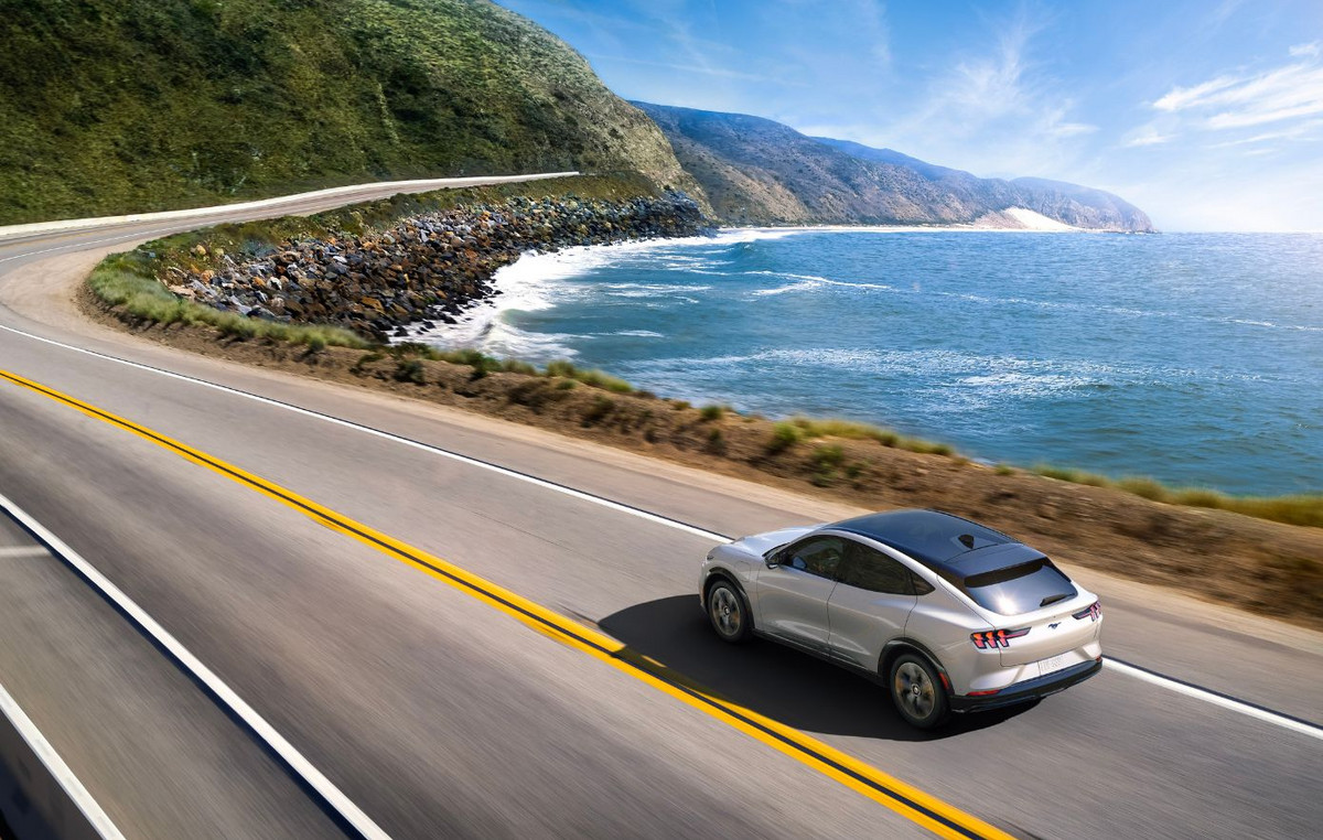 Ηλεκτρικοί Δρόμοι: Η Τεχνολογία που Επαναστατεί στις Μεταφορές και Μειώνει τις Μπαταρίες EV!