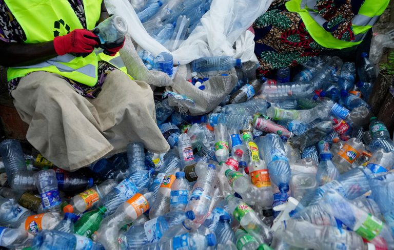 Επα revolutionary! Μετατροπή Πλαστικών Αποβλήτων σε Πολύτιμα Νανοϋλικά Άνθρακα!